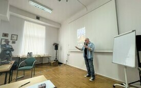 Mężczyzna z telefonem pokazujący jak robić zdjęcia. 