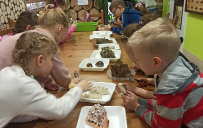 Zdjęcie do Spotkanie Dyskusyjnego Klubu Książki &bdquo;Książkowe Łasuchy&rdquo;