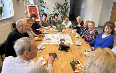 Zdjęcie do Spotkanie DKK Senior&oacute;w w Nowej Sarzynie wok&oacute;ł książki &quot;Czas wojny, czas miłości&quot; V. Quische