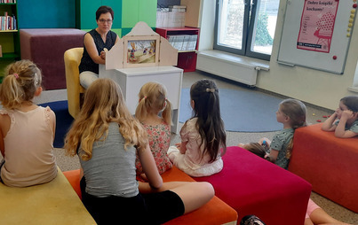 Zdjęcie do &bdquo;O zajączku, kt&oacute;ry nie chciał się dzielić&rdquo; &ndash; bajka terapeutyczna na spotkaniu Przemyskiego DKK Czytających Rodzin