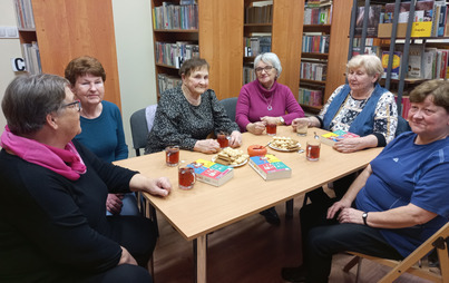 Zdjęcie do Spotkanie Dyskusyjnego Klubu Książki w bibliotece w Mogielnicy o książce Bonnie Garmus &bdquo;Lekcja chemii&rdquo; 