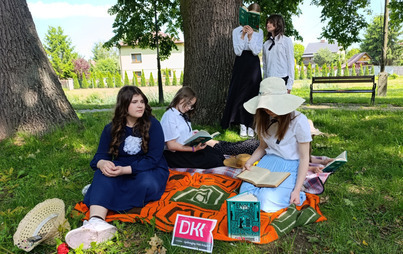 Zdjęcie do Letnie czytanie pod chmurką z Enolą Holmes &ndash; spotkanie Dyskusyjnego Klubu Książki dla młodzieży w Żyrakowie 