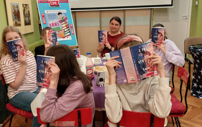 Zdjęcie do Relacja ze spotkania Dyskusyjnego Klubu Książki &bdquo;Książkołaki&rdquo; w Oddziale dla Dzieci i Młodzieży WiMBP w Rzeszowie &ndash; rozmowa o książce &bdquo;Z tej strony Sam&rdquo; Dustina Thao