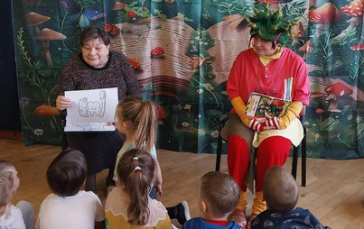 Zdjęcie do DKK w Dynowie czyta dzieciom 