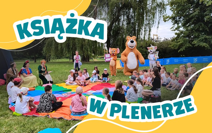 Grupa dzieci siedzi na&nbsp;trawie. Obok trzy kobiety przebadane za postacie bajkowe oraz&nbsp;trzy pluszowe postacie miś i&nbsp;dwie myszy.