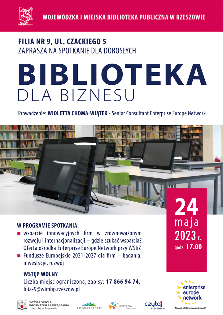 Komputery stojące na stolikach, wokół regały z książkami. 