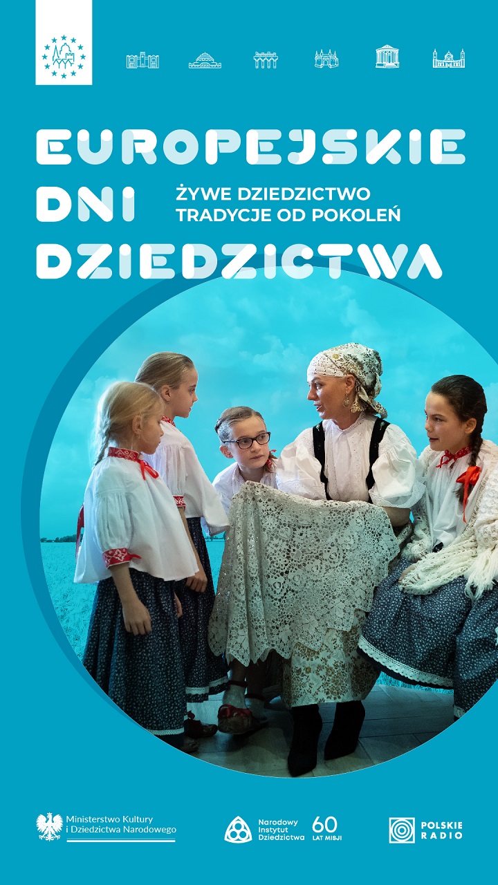 Kobieta w ludowym stroju trzyma koronkową serwetę, wokół niej stoi czworo dzieci w białych bluzkach