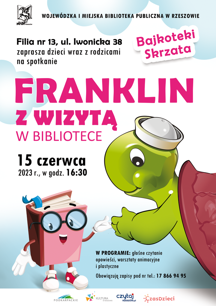 Bajkowa postać żółwia podaje łapkę książce w okularach. 