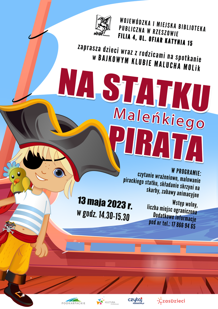 Na statku mały pirat z papugą na ramieniu. 