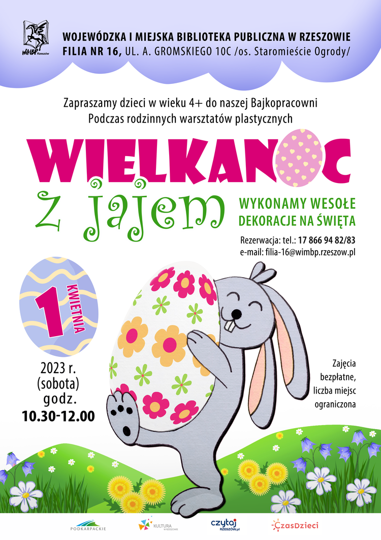 Zajączek z pisanką w łapkach idzie po łące.