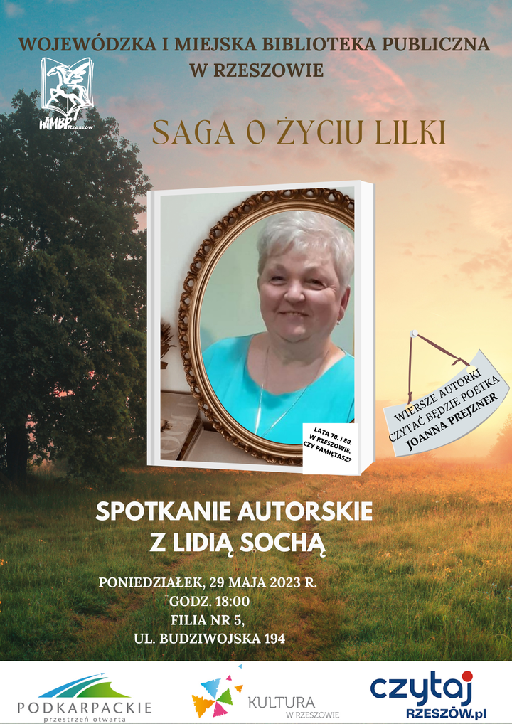 Krajobraz, zamglona łąka, odbicie lustrzane uśmiechniętej starszej kobiety w niebieskiej bluzce. 