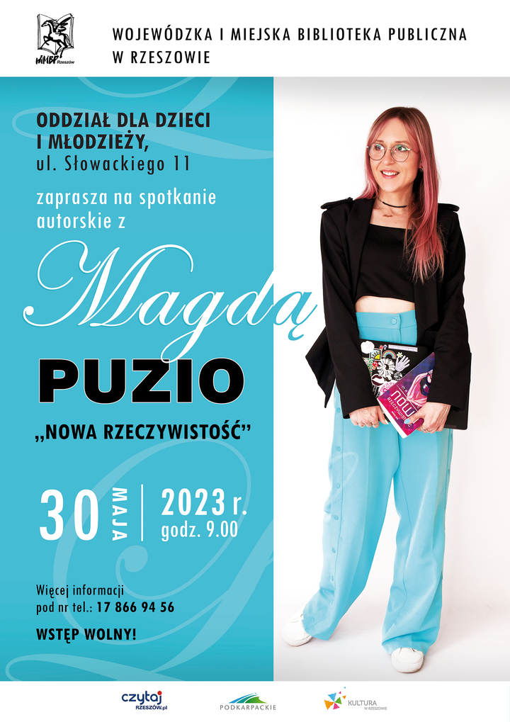 Kobieta w niebieskich spodniach i czarnej koszulce trzymająca przed sobą książki. 
