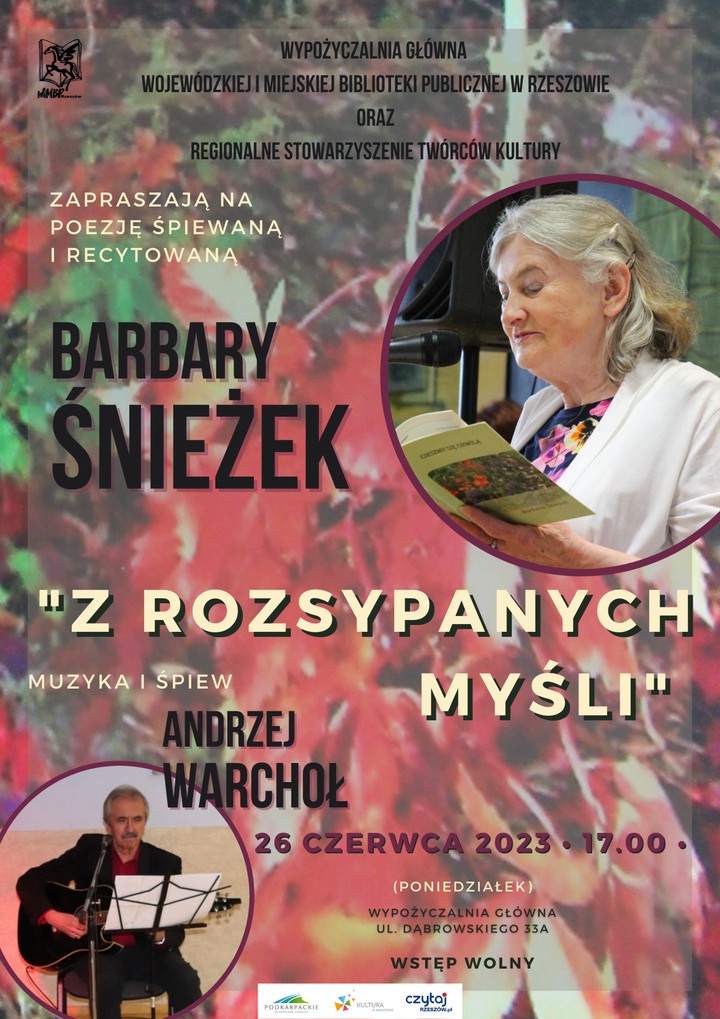 Starsza kobieta w białej marynarce trzyma w rękach rozłożoną książkę. Poniżej mężczyzna grający na gitarze. Przed mężczyzną stojak na nuty i mikrofon.