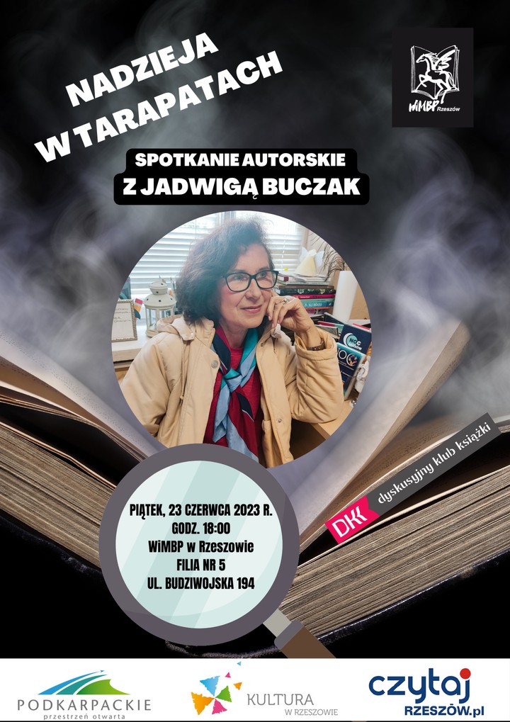 Nad otwartą książką unosi się mgła, lupa zdjęcie kobiety w okularach i beżowej kurtce.