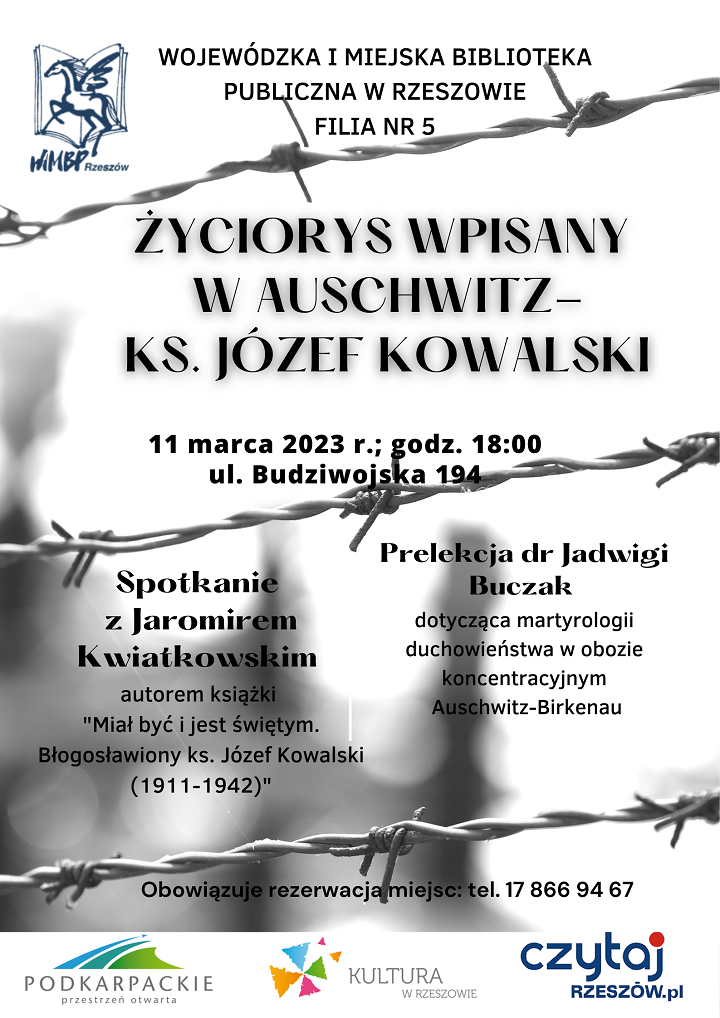 Czarno-biały obraz z rozmytym tłem, na pierwszym planie trzy sznury drutu kolczastego