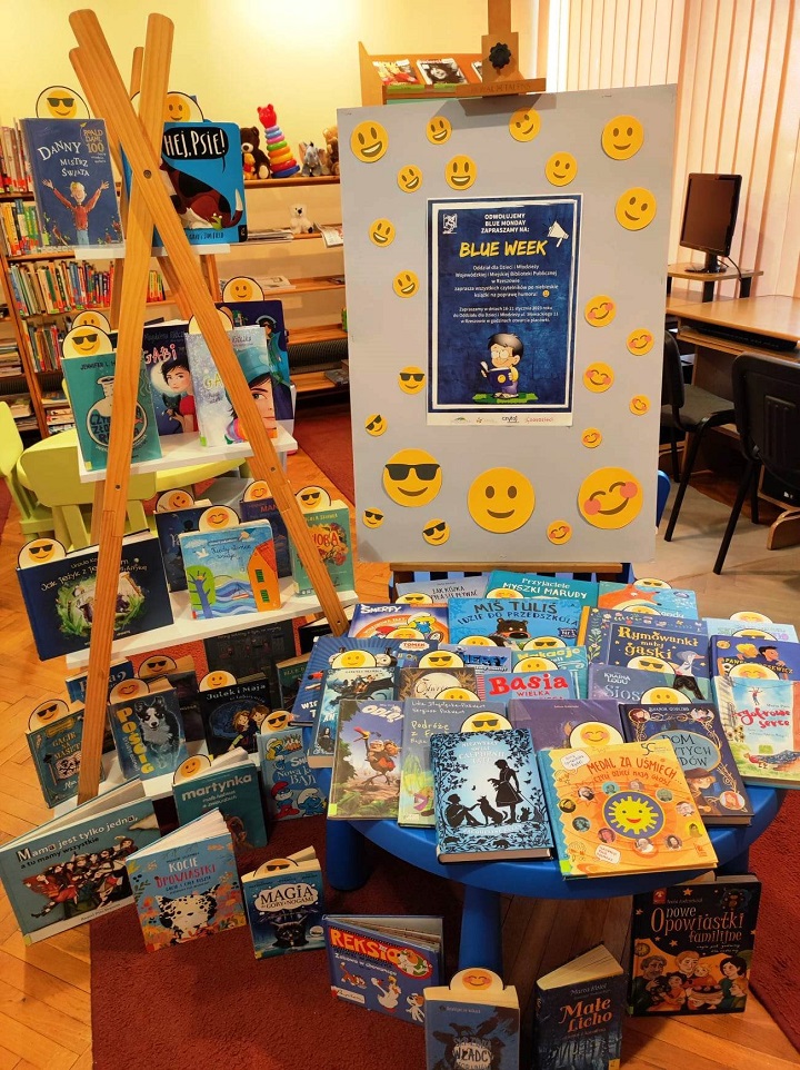 Regał i&nbsp;stolik z&nbsp;kolorowymi książkami