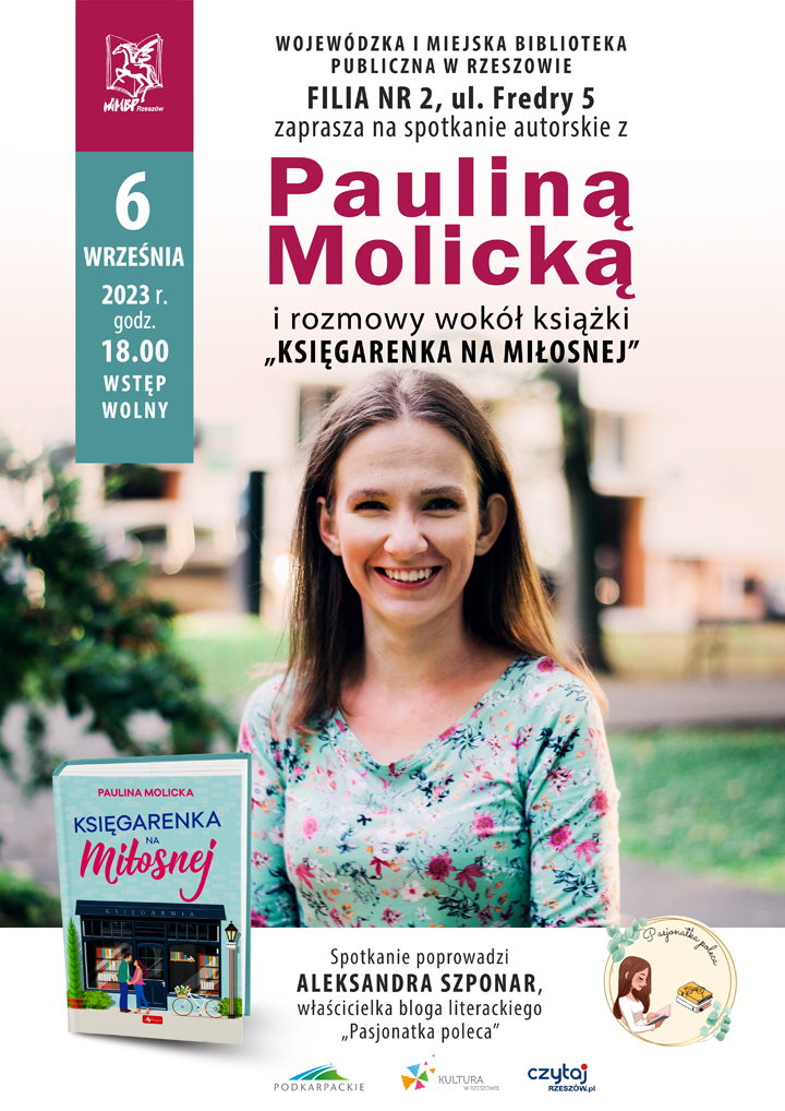 Młoda, długowłosa kobieta w sukience w kwoaty uśmiecha się szeroko