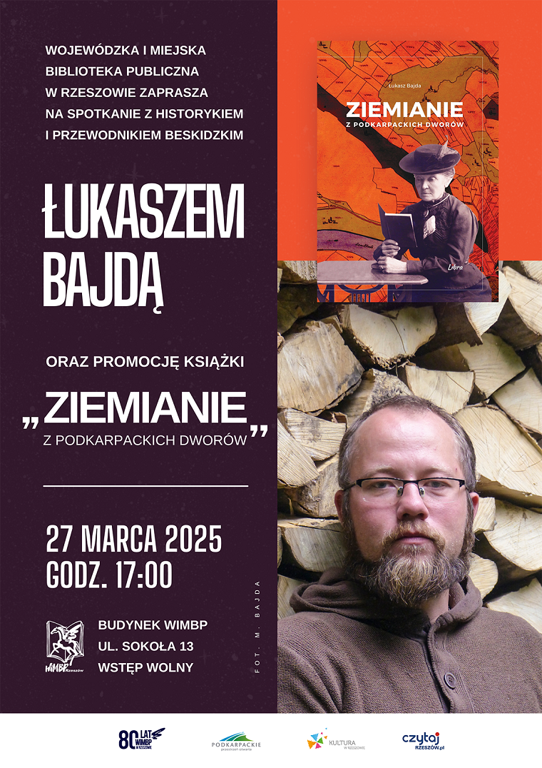 Mężczyzna w średnim wieku w okularach i z brodą pozuje do zdjęcia na tle stosu drewna