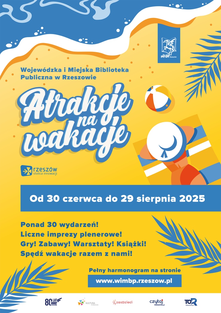 Kobieta na kocu plażowym, piłka i morze. 