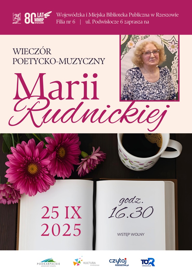 Otwarta książka gerbery i kawa. Powyżej zdjęcie starszej kobiety
