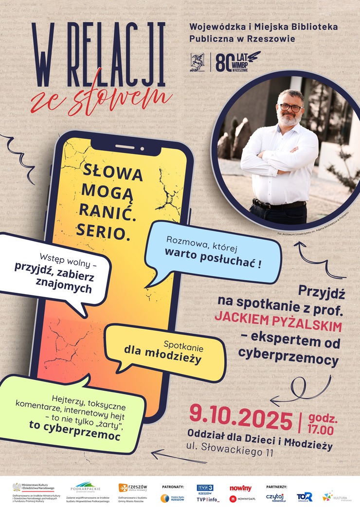 Telefon z dymkami symbolizującymi rozmowę. Po prawej stronie zdjęcie mężczyzny z siwą brodą i okularami, ubranego w białą koszulę, z założonymi rękami.