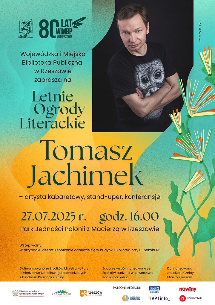 Mężczyzna z zarostem w czarnej koszulce z małpą, obok książki kwiaty