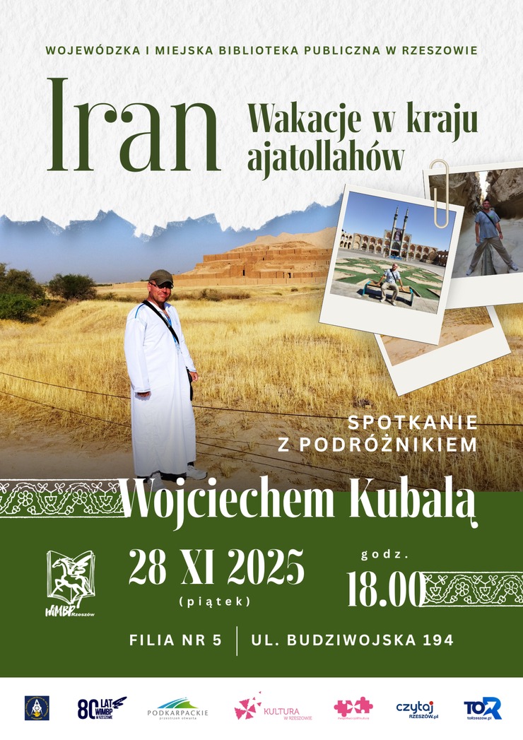 Mężczyzna w&nbsp;długiej białej koszuli w&nbsp;czapce z&nbsp;daszkiem. W tle krajobraz. 