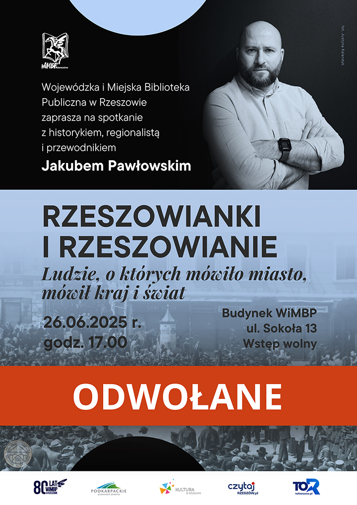 Brodaty mężczyzna w średnim wieku pozuje do zdjęcia z założonymi rękami. Poniżej zdjęcie przedstawiające zebranych na placu ludzi.