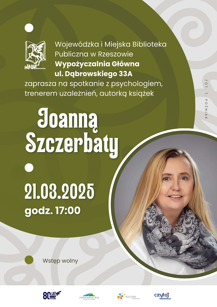 Plakat ze zdjęciem uśmiechniętej blondynki w średnim wieku, z szarym szalikiem we wzory