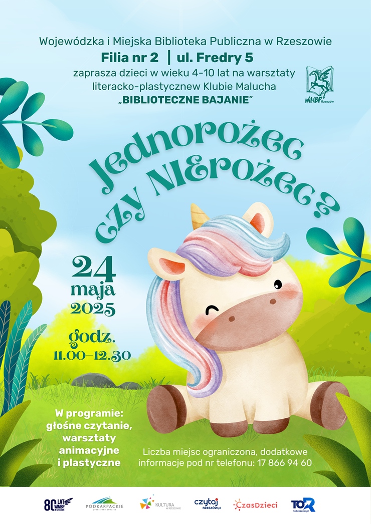 Jednorożec siedzący na trawie wśród zieleni.