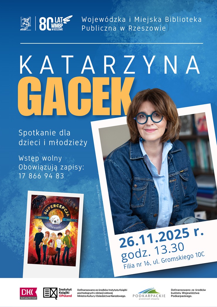 Kobieta w jeansowej kurtce, niebieskiej koszuli i okularach.