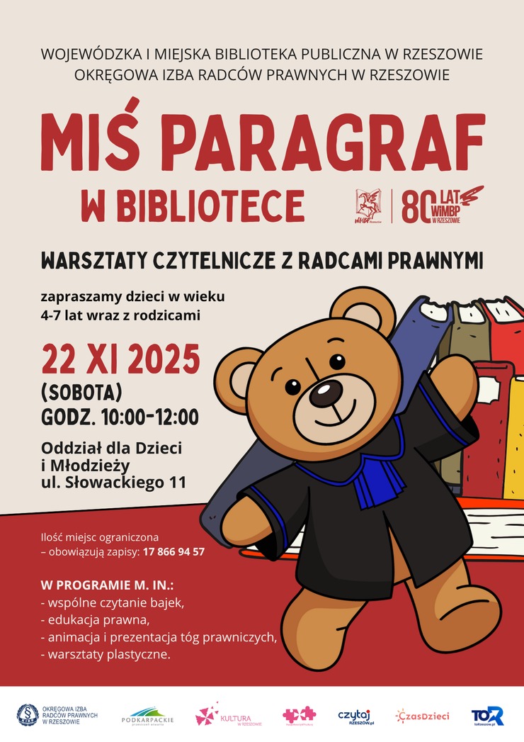 Pluszowy miś w todze, w tle książki