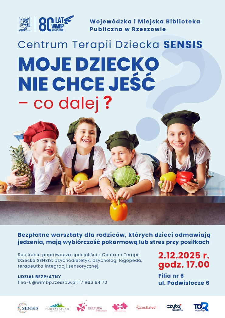 Czwórka dzieci w kucharskich czapkach z owocami i warzywami w rękach.