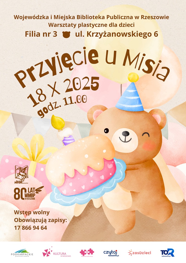 Miś w czapeczce trzymający w łapkach tort ze świeczką. 