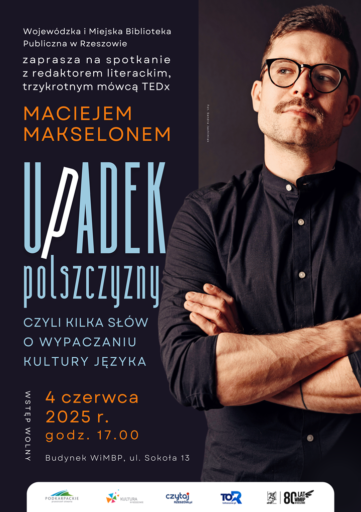 Mężczyzna w średnim wieku, w okularach i koszuli na zdjęciu portretowym. 