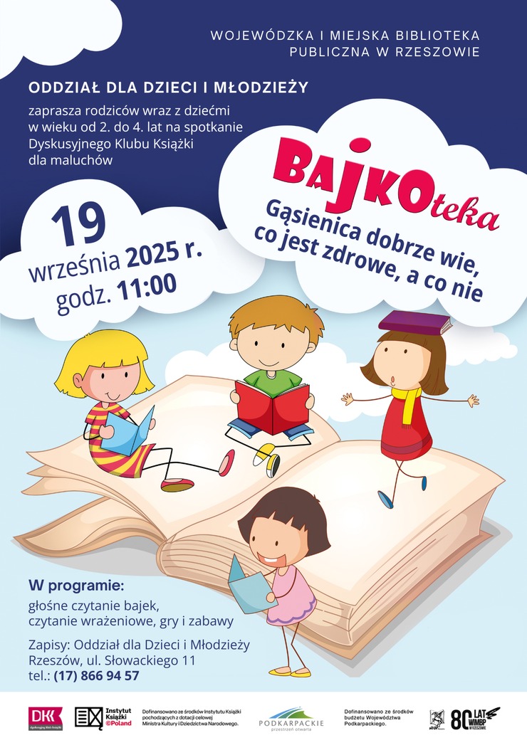 Czwórka dzieci siedzących na książce.