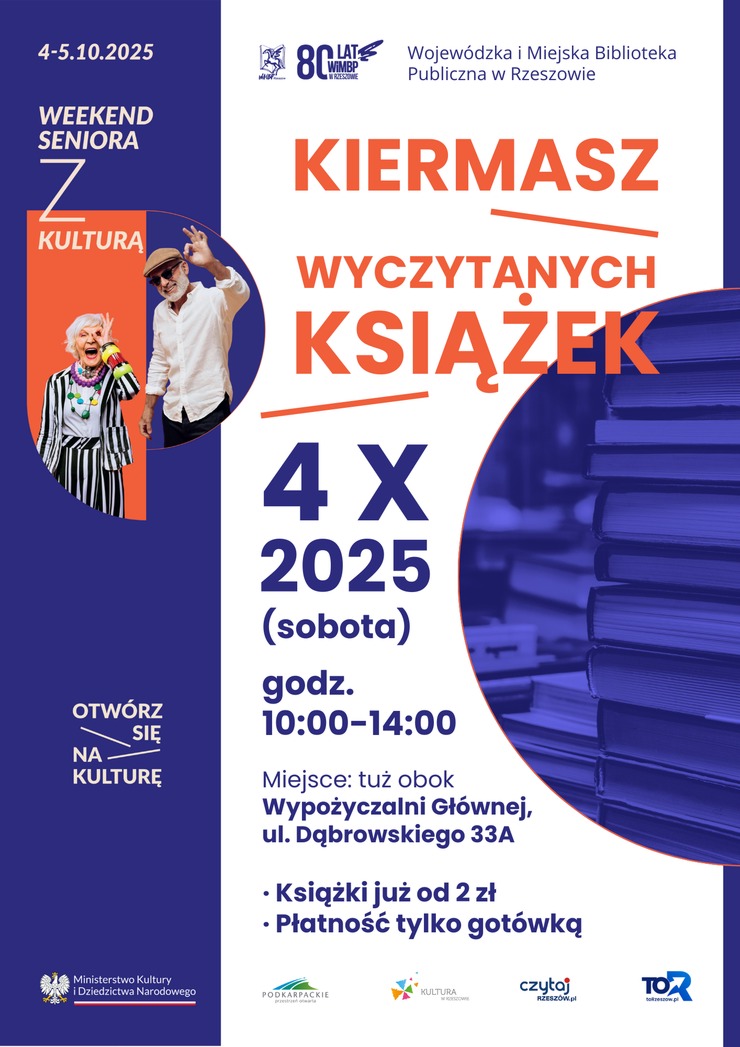 Uśmiechnięci seniorzy, obok stos książek.
