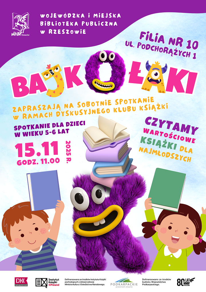 Dzieci trzymające w górze książki, między nimi uśmiechnięty włochaty stwór.