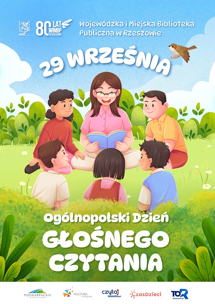 Kobieta czyta piątce dzieci w otoczeniu zieleni. 