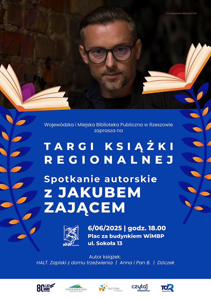 Zdjęcie młodego mężczyzny w okularach. Grafika z kwiatami w kształcie książek. 