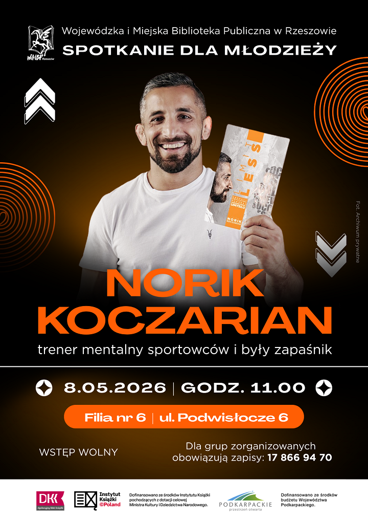 Plakat ze zdjęciem uśmiechniętego młodego mężczyzny, kt&oacute;ry trzyma w&nbsp;ręku książkę swojego autorstwa