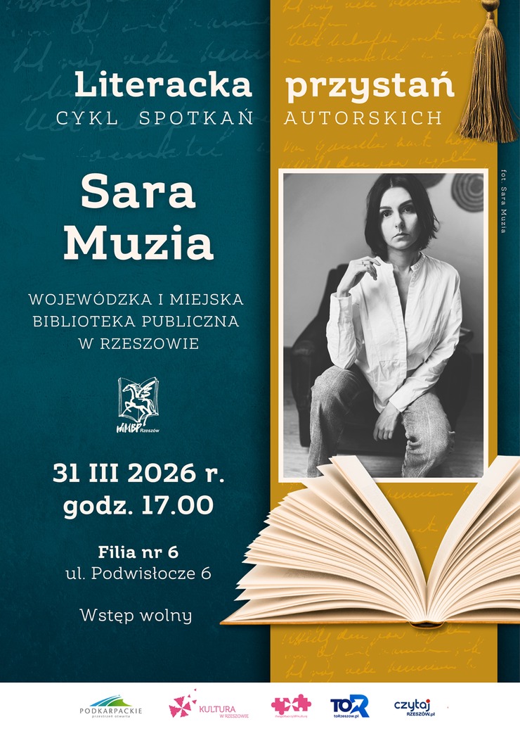 Młoda kobieta w&nbsp;jasnej koszuli na&nbsp;czarno-białej fotografii. Poniżej otwarta książka.