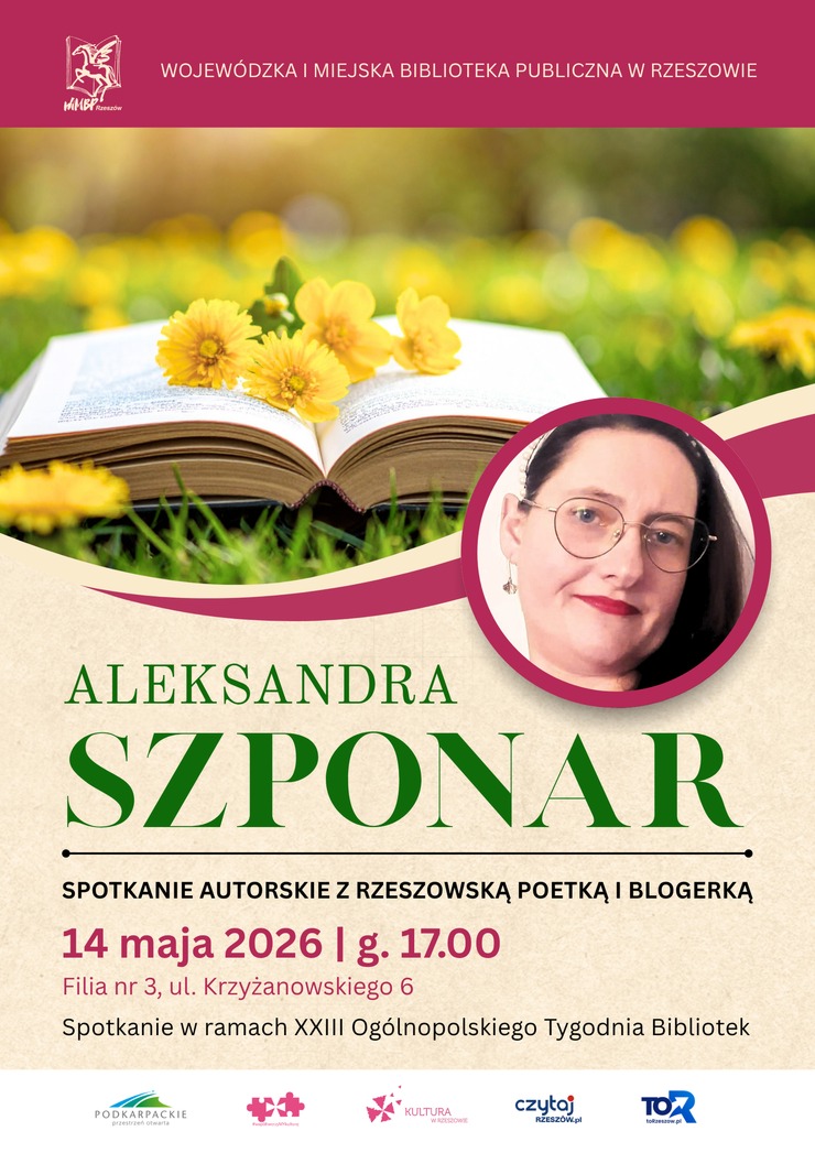 Na trawie otwarta książka, na&nbsp;książce ż&oacute;łte kwiaty, obok twarz kobiety w&nbsp;okularach.
