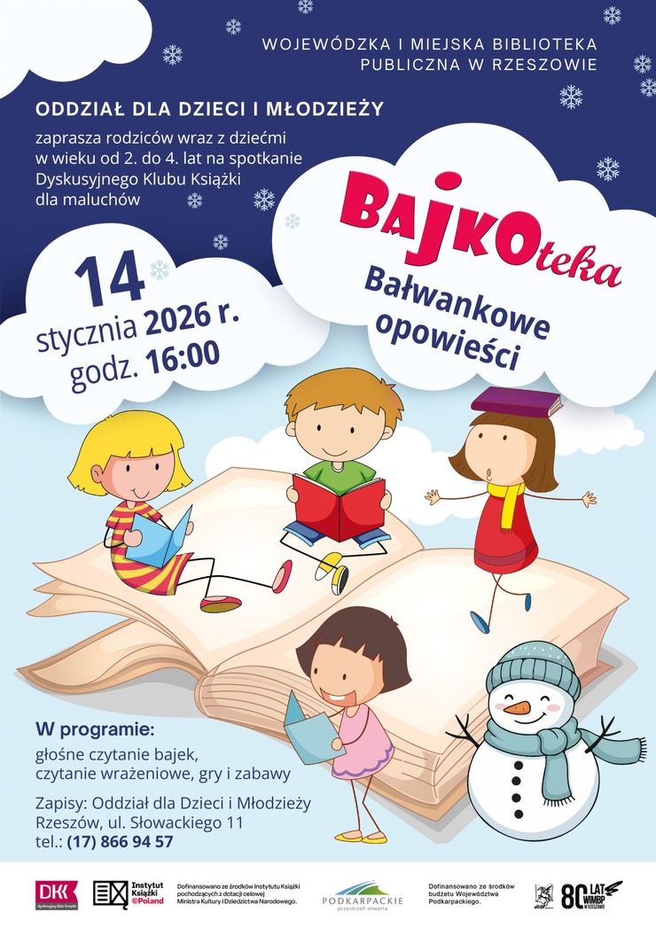 Czw&oacute;rka dzieci siedzących na&nbsp;książce.