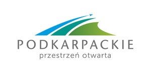 Grafika. Logotyp województwa podkarpackiego. Składa się z trzech graficznych pól i napisu. Zbliżony do trójkątów kształt pól przywodzi na myśl górzysty krajobraz Podkarpacia. Boczne krawędzie pól są łagodnie wygięte w prawo. Pierwsze z  lewej biegnie wąskie pole niebieskie zakończone grotem strzały. Równolegle do niego - szersze, turkusowe. To połączenie błękitu i zieleni. Na prawo od turkusowego - najszersze, zielone. Pod polami - napis: „Podkarpackie. Przestrzeń otwarta”.